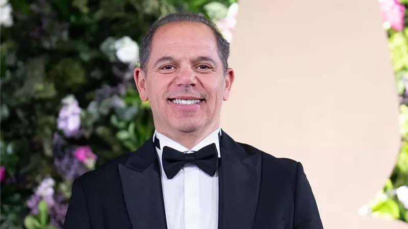 رامي إمام في يفاجئ أبطال «حد أقصى» في الكواليس