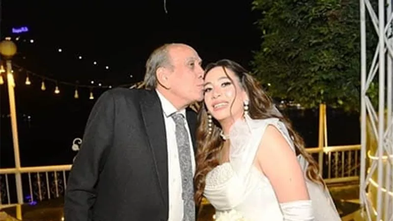 «أبو العروسة».. منير مكرم يحتفل بزفاف ابنته على شاب من خارج الوسط الفني