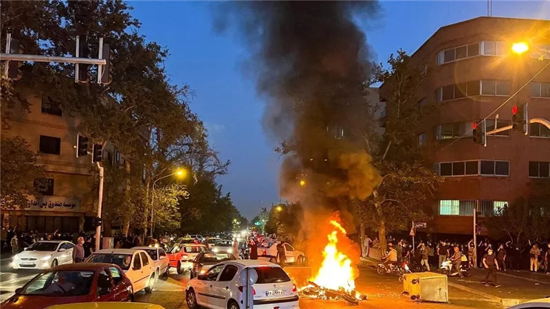 المتظاهرون يحرقون مقر الإذاعة والتليفزيون في إيران