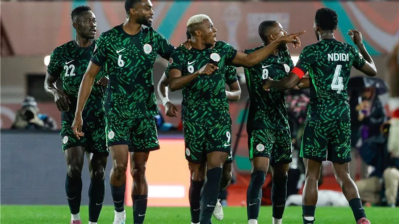 نيجيريا تتوصل لحل أزمة مكافآت لاعبي المنتخب قبل مواجهة الجزائر