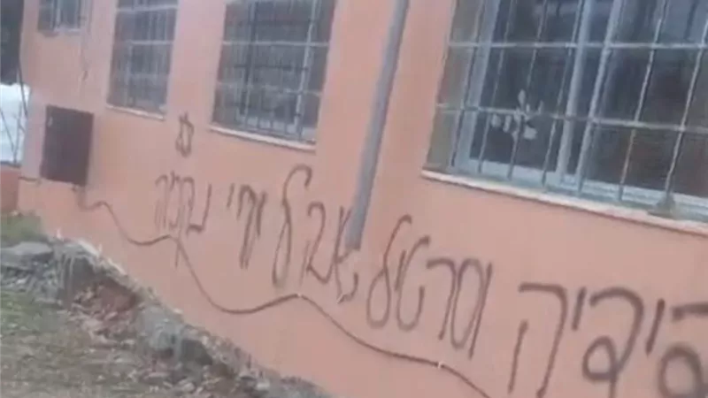 ميليشيات المستوطنين تحرق مدرسة في قرية جالود جنوب نابلس