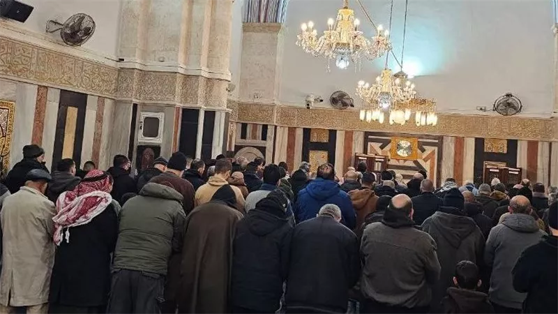 الآلاف يؤدون صلاة الفجر بالحرم الإبراهيمي وسط إدانة إجراءات الاحتلال|فيديو