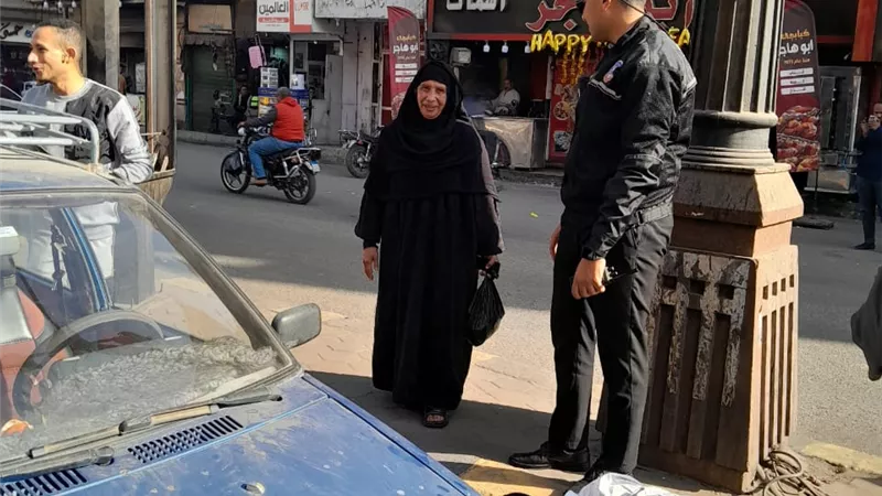 ضابط برتبة إنسان بالأقصر.. تعطلت سيارة مواطنين فترك عمله وساعدهم