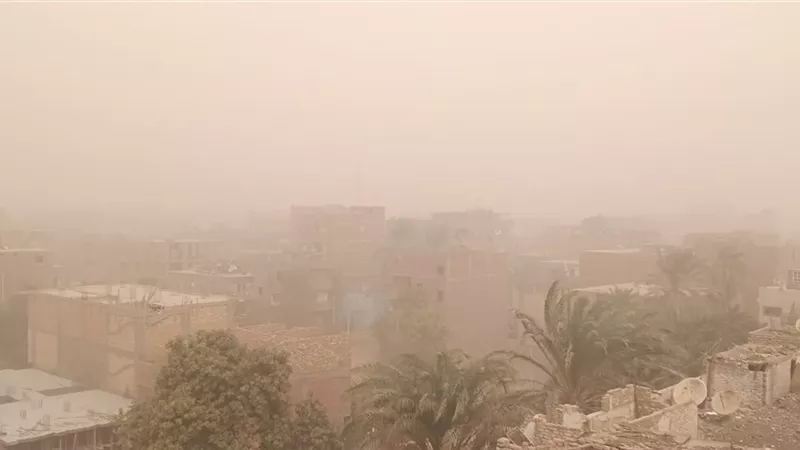 مع انعدام للرؤية.. عاصفة ترابية تضرب جميع أنحاء محافظة أسوان