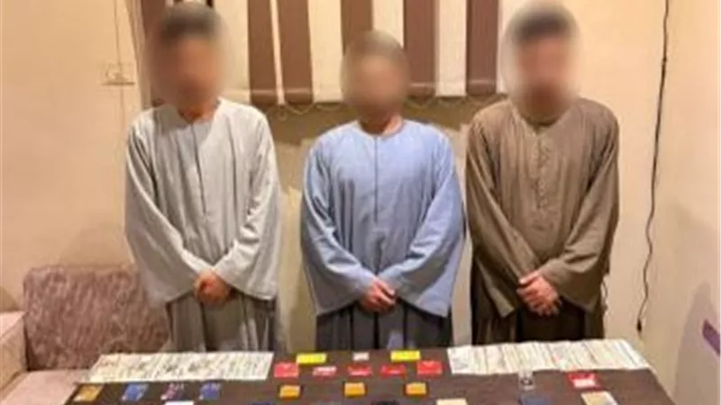 ضبط 3 أشخاص يروجون للعملات المشفرة والمراهنات
