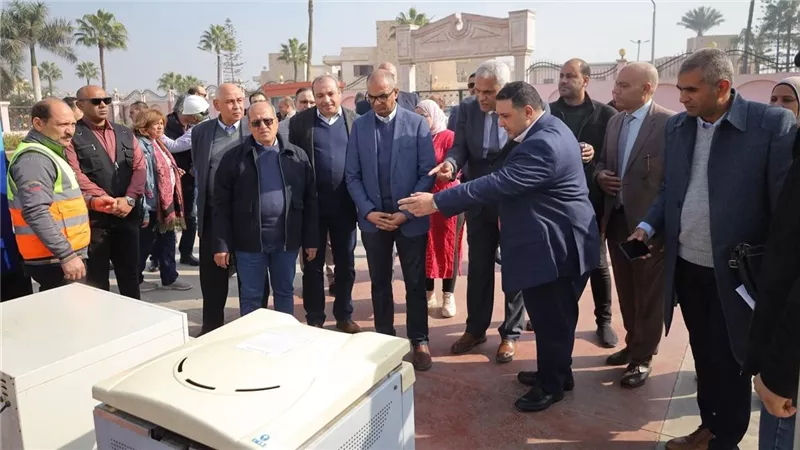 نائب وزير الإسكان ورئيس القابضة يتفقدان منتجات قطاع الخدمات الفنية
