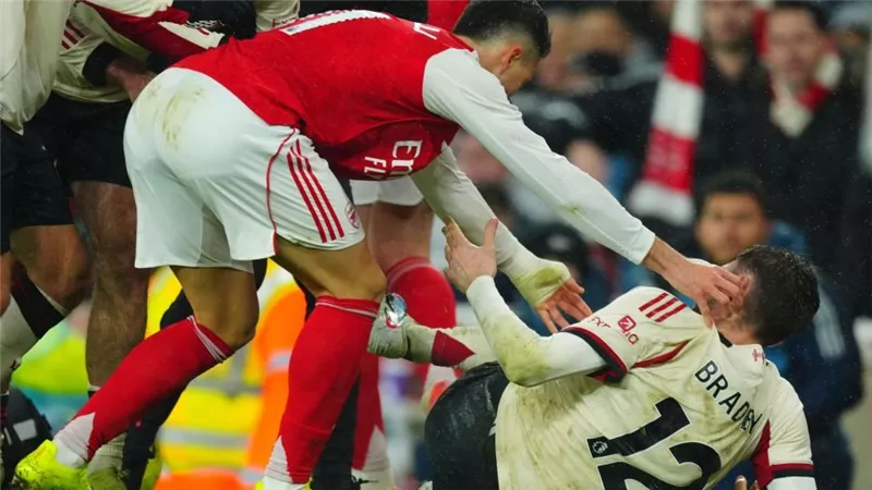 الاتحاد الإنجليزي يبرئ مارتينيلي بعد دفعه لبرادلي في مباراة الدوري