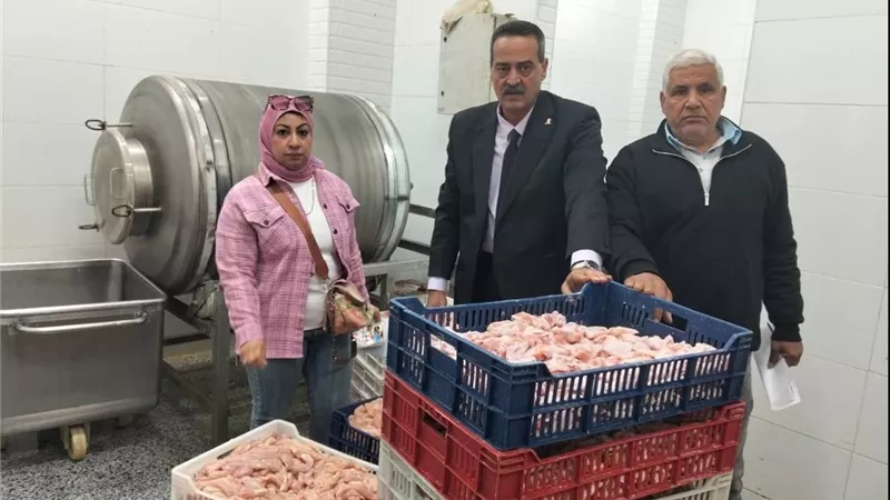ضبط 18 طن منتجات غذائية و20 ألف لتر بنزين مدعم قبل بيعها في الشرقية|صور