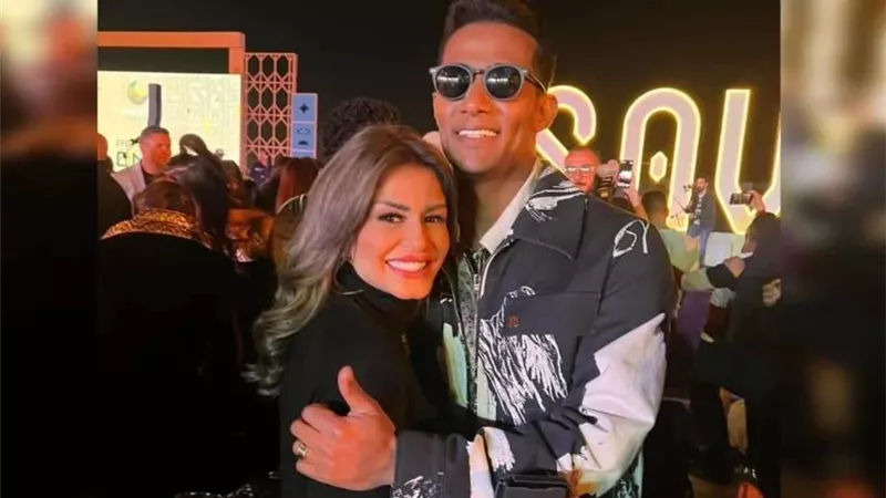 إطلالة جريئة.. منة فضالى تحتضن محمد رمضان على المسرح.. تفاصيل