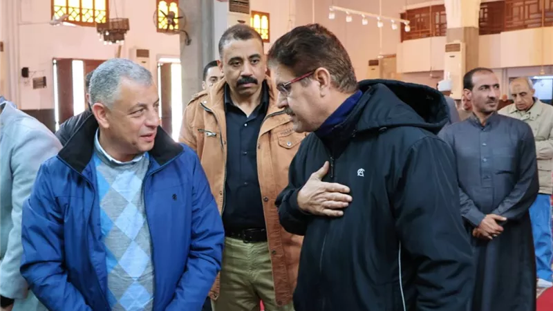 محافظ الإسماعيلية يلتقي المواطنين بمسجد مجمع الشهداء الإسلامي