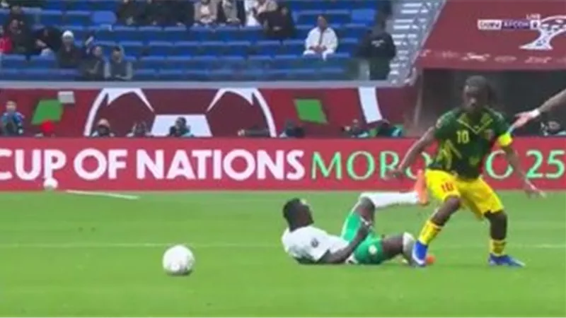 المصائب لا تأتي فرادى.. طرد نجم منتخب مالي أمام السنغال بأمم أفريقيا
