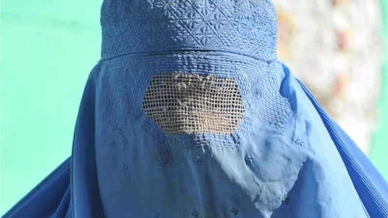 هل يجوز تغطية الوجه أثناء الصلاة بسبب البرد؟ دار الإفتاء تجيب