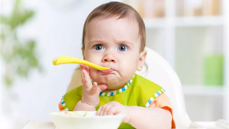 دليل تغذية الطفل الرضيع من 6 أشهر.. خطوات صحيحة وفوائد الأكل باليد