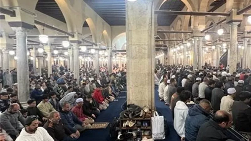 من أين يبدأ صف الجماعة خلف الإمام؟ دار الإفتاء تجيب