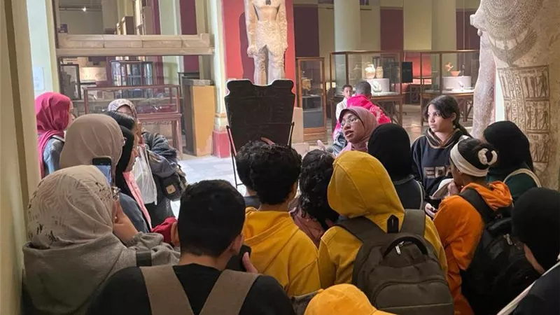 أتوبيس الفن الجميل في جولة تثقيفية بالمتحف المصري بالتحرير