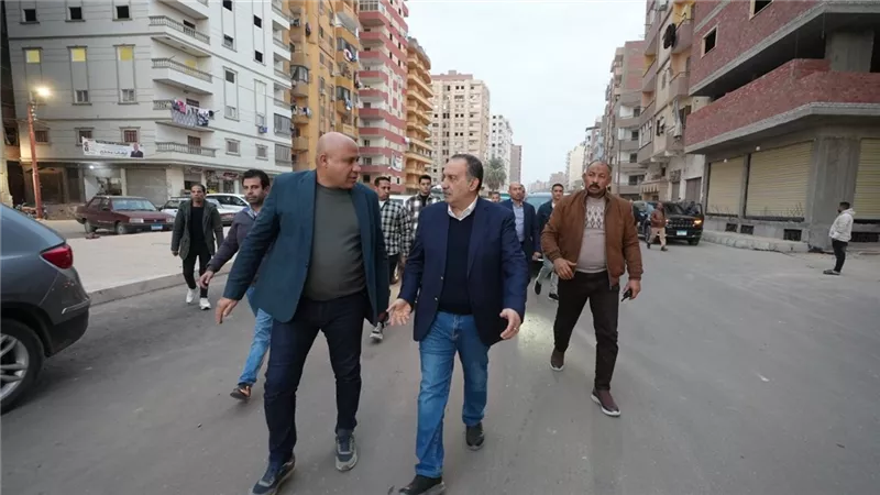 محافظ أسيوط يتفقد أعمال تطوير الشوارع ويوجه بفتح محاور مرورية جديدة