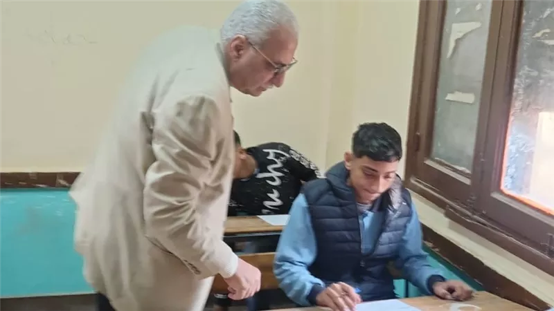 مدير «تعليم القليوبية» يتفقد لجان مدرسة التجارة المتقدمة ببنها