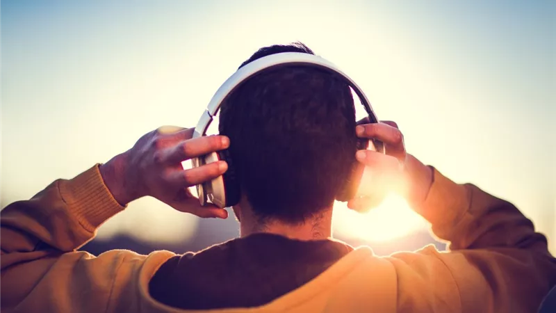 تحذيرات طبية من الإفراط في استخدام سماعات الرأس.. لهذا السبب