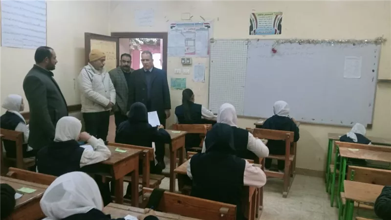 مدير «تعليم أسيوط» يتابع امتحانات النقل والصفين الأول والثاني الثانوي
