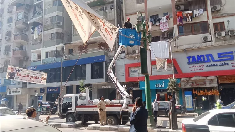 أسيوط تكثف حملاتها لإزالة الإعلانات المخالفة لتحسين مظهر الشوارع الحضاري