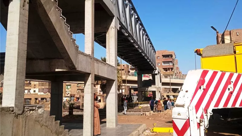 محافظ سوهاج يتابع استكمال كوبري مشاة الثلاث كباري تمهيدًا لافتتاحه