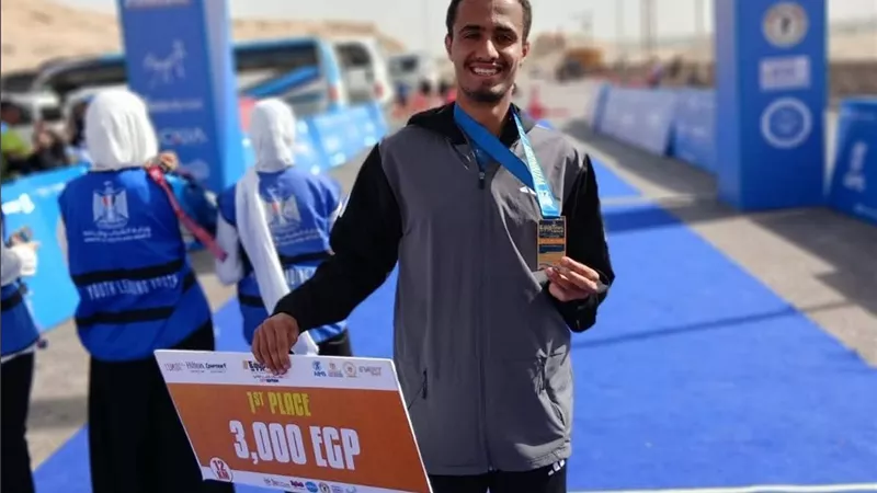 رئيس جامعة طيبة يهنئ الطالب الفائز بالمركز الأول في ماراثون مصر الدولي