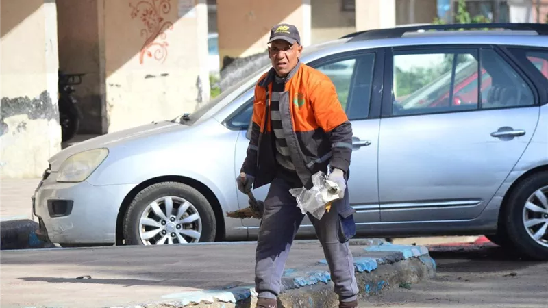  رئيس مدينة بورفؤاد يتابع جهود رفع المخلفات بشارع الحرية