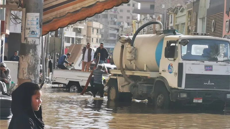 كسر مفاجئ في خط مياه ببنها.. وفرق الطوارئ بالقليوبية تتدخل لإصلاحه