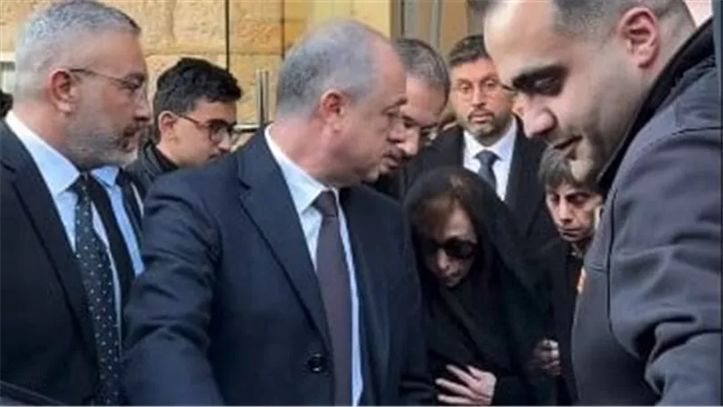 فيروز تغادر كنيسة رقاد السيدة بعد جنازة هلي الرحباني
