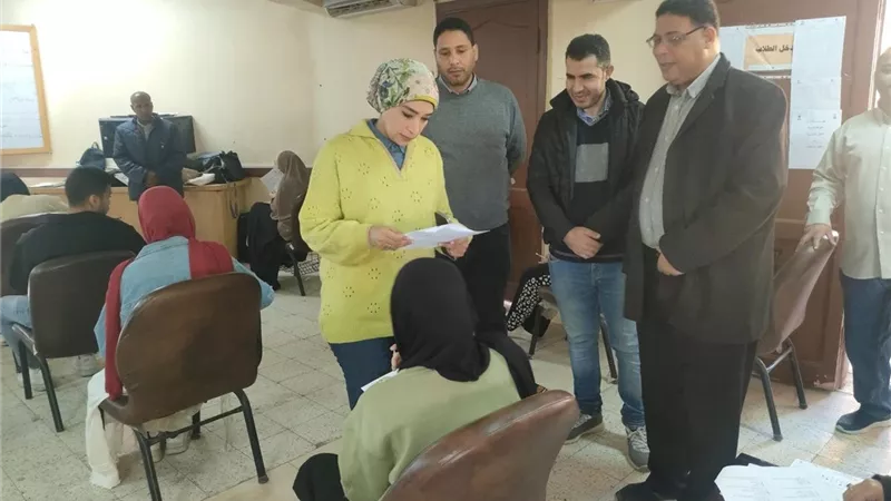 جولة تفقدية لرئيس جامعة الأقصر لمتابعة انتظام الامتحانات بكلية الآثار