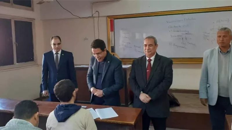 رئيس جامعة بنها يتفقد امتحانات «النوعية» و«العلوم» ويوجه بسرعة التصحيح