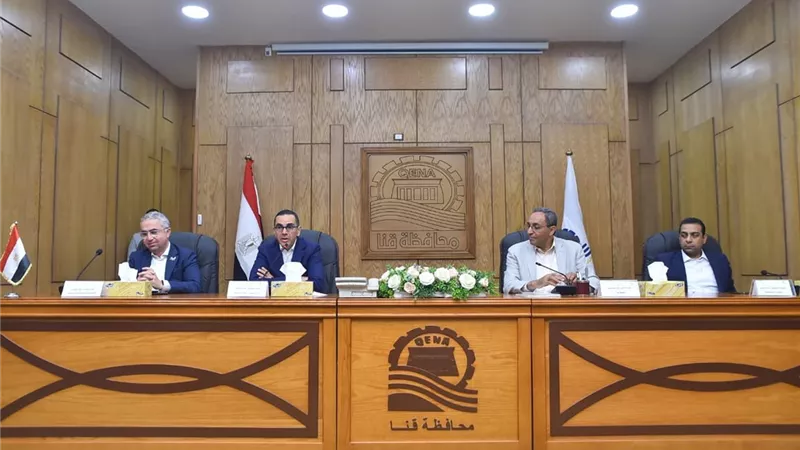 وزير الاستثمار في قنا: الحكومة ملتزمة بإزالة المعوقات وتحويل الفرص