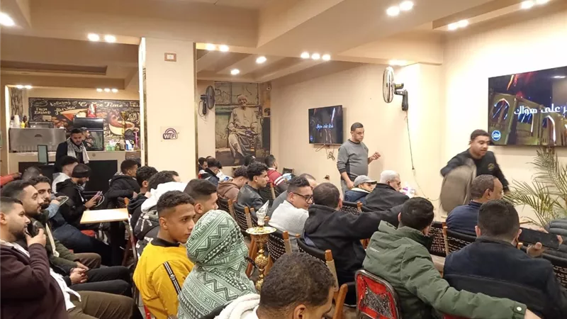 مقاهي وكافيهات أسيوط تتحول لمدرجات تشجيع مفتوحة لمنتخب مصر أمام كوت ديفوار