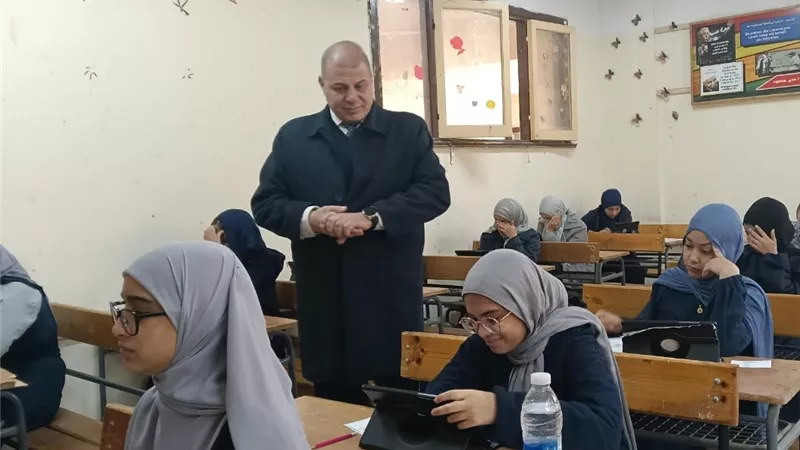 مدير «تعليم قنا» يصدر عددا من التنبيهات خلال تفقد امتحانات الترم الأول