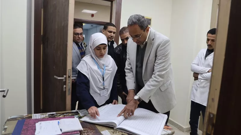 محافظ قنا يفاجئ مستشفى فرشوط المركزي ليلًا عقب زيارة وزير الاستثمار