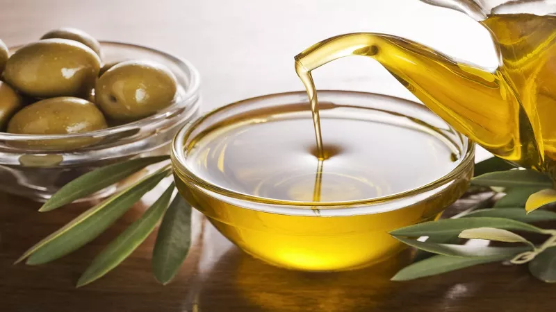 «اللؤلؤ الأخضر».. رحلة زيت الزيتون من الحقول إلى الأسواق العالمية|فيديو