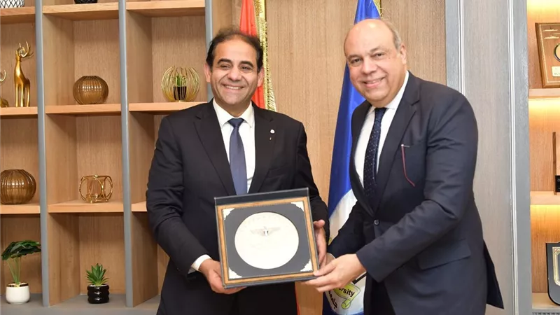 وزير الطيران المدني يشارك بمناقشة رسالة دكتوراه بكلية التجارة في بورسعيد