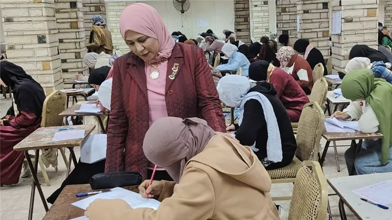 عميدة كلية التمريض بجامعة الزقازيق تتابع سيرالامتحانات 