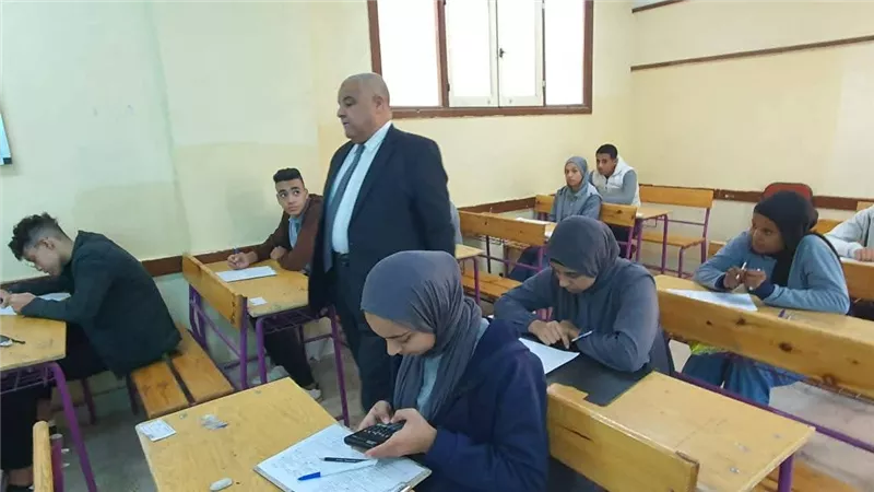 في ثاني أيام الامتحانات.. وكيل تعليم الأقصر يتفقد عدد من اللجان