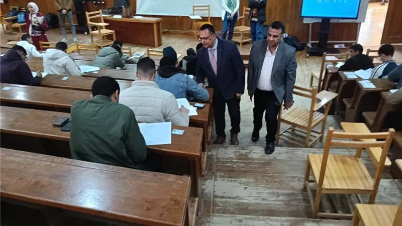 عميد كلية الطب بجامعة كفر الشيخ يتابع امتحانات المستوى الثاني
