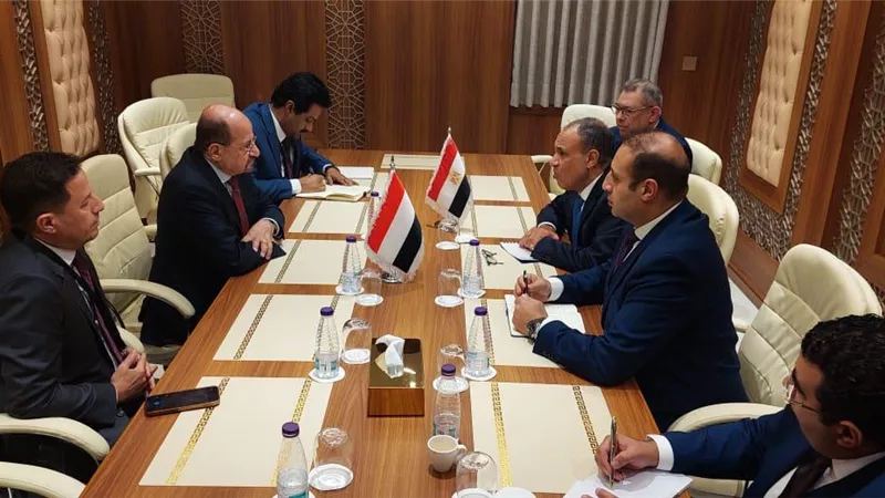 وزير الخارجية يشدد على أهمية التوصل لحل سياسي شامل باليمن