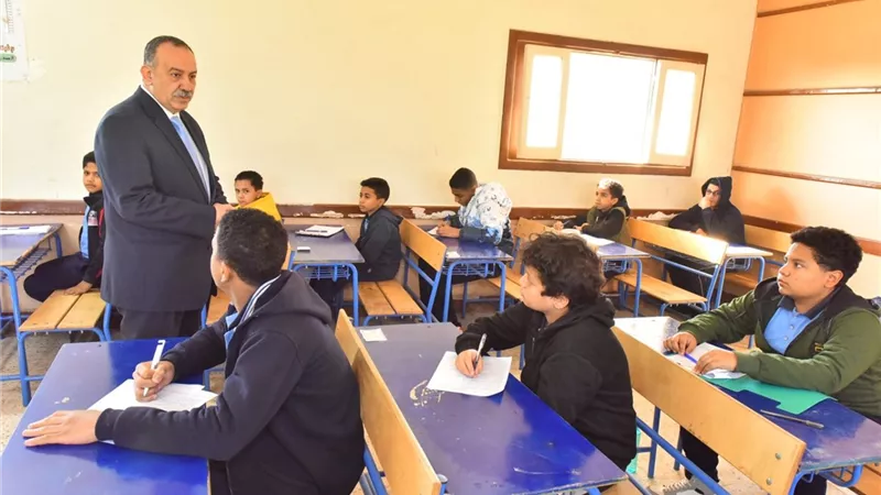 محافظ أسيوط يطمئن على انتظام امتحانات صفوف النقل ويوجه بتوفير بيئة آمنة 