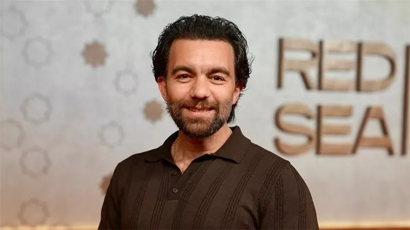 شريف رمزي يشيد بالعرض المسرحي «أم كلثوم»: دايبين في صوت الست