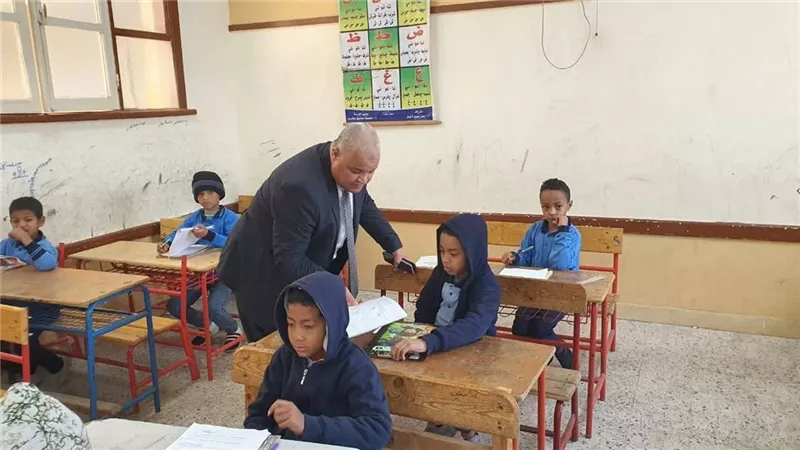 في ثاني أيام الامتحانات.. وكيل تعليم الأقصر في جولة تفقدية بإدارة الزينية 
