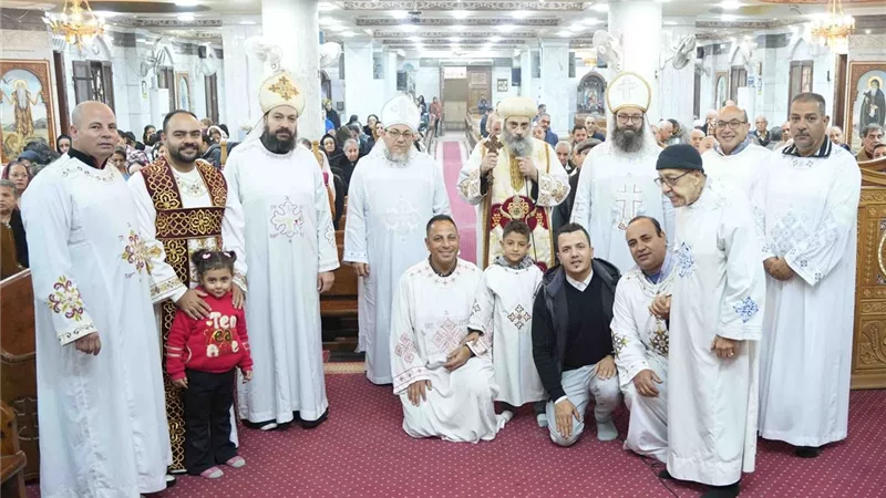 خلال صلوات القداس.. أسقف أبو قرقاص يدشن بعض أواني المذبح ويسيم شماسا