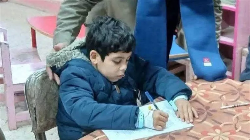 سقط من مبنى داخل مدرسته أمس.. حمزة يمتحن بلجنة خاصة والكانولة في يده