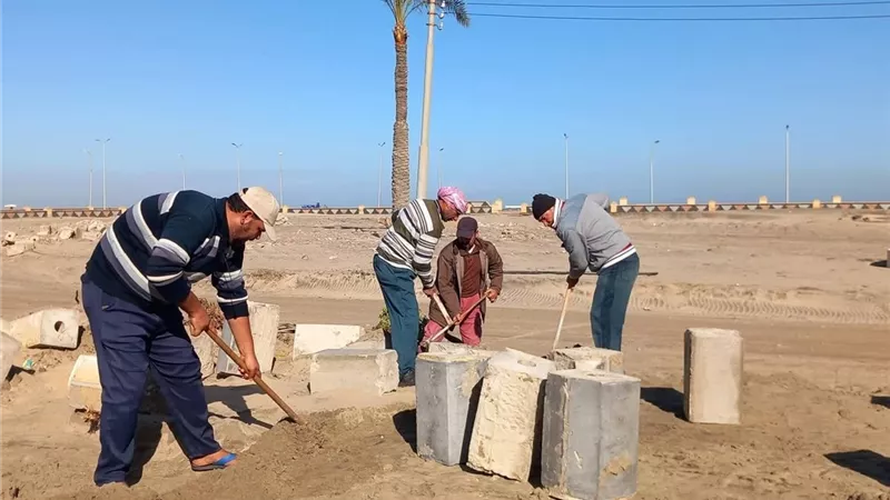  استمرار أعمال التطوير والتجميل وتوسيع طريق الفنار بمصيف بلطيم