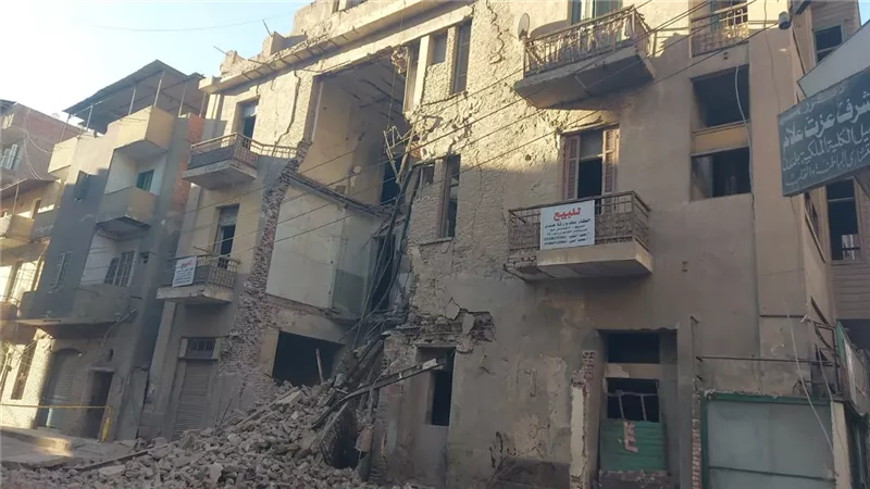 محافظ القليوبية يشكل لجنة هندسية لمعاينة انهيار جزئي بمبنى قديم في بنها   