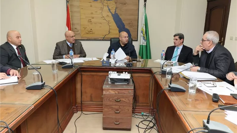 محافظة الجيزة وهيئة الاستثمار تبحثان طرح «جبل المعيسره» للاستثمار
