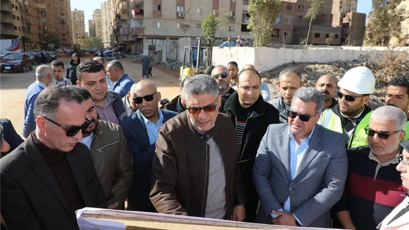 محافظ الجيزة يتفقد تطوير «طريق الإخلاص» الموازي للهرم والدائري